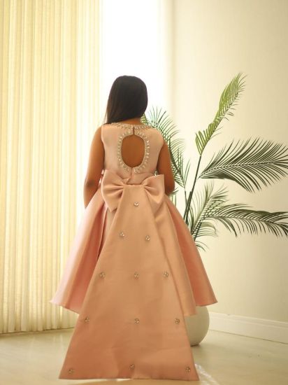 صورة فستان سهرة بيج ذيل وتطريز ملكي